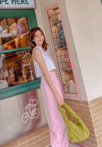 เอสเธอร์-สุปรีย์ลีลา-กระเป๋าเหลือง