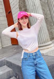 เอสเธอร์-สุปรีย์ลีลา-เสื้อชมพู