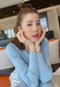 เอสเธอร์-สุปรีย์ลีลา-เสื้อฟ้า