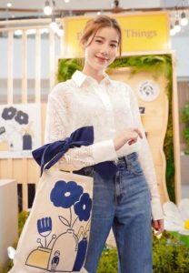 เอสเธอร์-สุปรีย์ลีลา-เสื้อเชิ้ตขาว