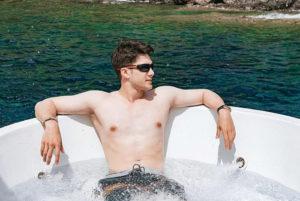 มิกค์-ทองระย้า-ทะเล