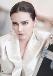 หญิง-รฐา-นักแสดงสวยกราบ