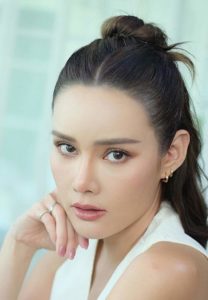 หญิง-รฐา-นักแสดงหน้าสวย