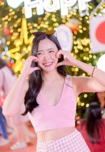 Praewpailin-Thongrugchart1-ยิ้ม