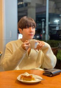 มิกซ์ นักแสดงดื่มกาแฟ