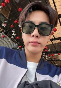 มิกซ์ นักแสดงใส่แว่น