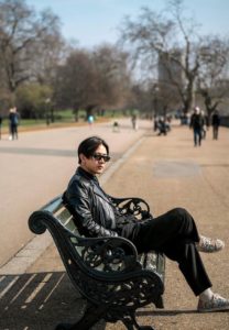 โทนี่-รากแก่น-เก้าอี้