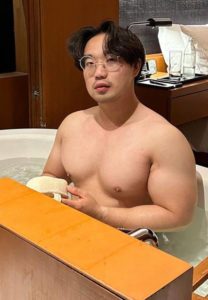 ว่าน-Holiday-ถอดเสื้อ