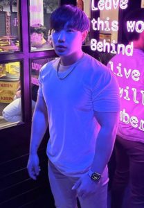 ว่าน-Holiday-เสื้อขาว