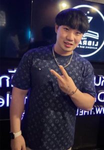 ว่าน-Holiday-เสื้อดำ