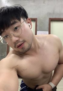 ว่าน-Holiday-ใส่แว่น