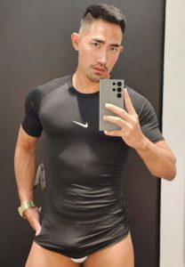 แก๊บ-ฐาปกรณ์-เสื้อยืดดำ