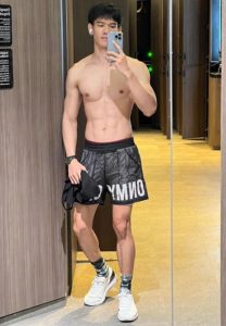 Aum-Chanin-ถอดเสื้อ