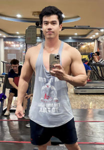 Mac-Chinnakorn-เล่นกล้าม