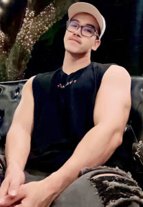 Mac-Chinnakorn-ใส่หมวก