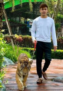 อาร์ม-ธีรกิจ-เสื้อขาว