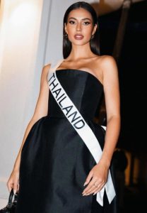 แอนโทเนีย-โพซิ้ว-ชุดดำ