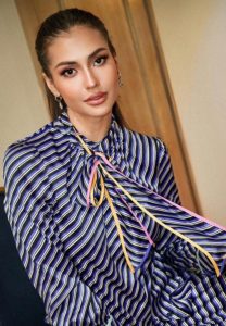 แอนโทเนีย-โพซิ้ว-เสื้อลาย