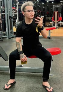 อาร์ท-เมืองหัวหิน-ใส่แว่น