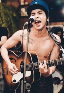 แอมมี่-The-Bottom-Blues-นักร้องร้องเพลง