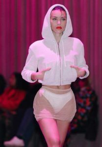 Lana Rhoadess-เดินแบบ