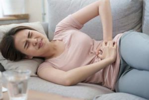 ปวดท้องข้างซ้าย-เสื้อชมพูปวดท้อง