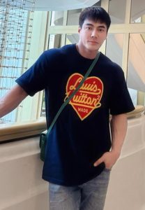 Shira-Theo-เสื้อยืดดำ Shira-Theo-เสื้อยืดดำ