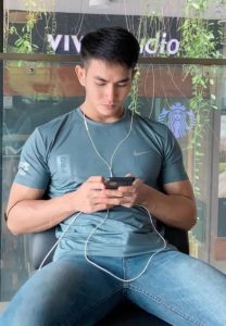 Ball-patipan-เล่นโทรศัพท์