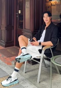 Tee-Wongsajaem-นั่งหล่อ