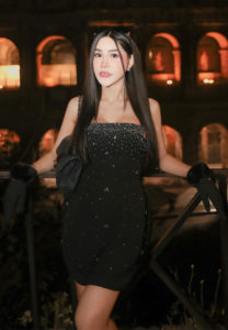 ยูอิ-กรูส์จริงจาย-ชุดดำ