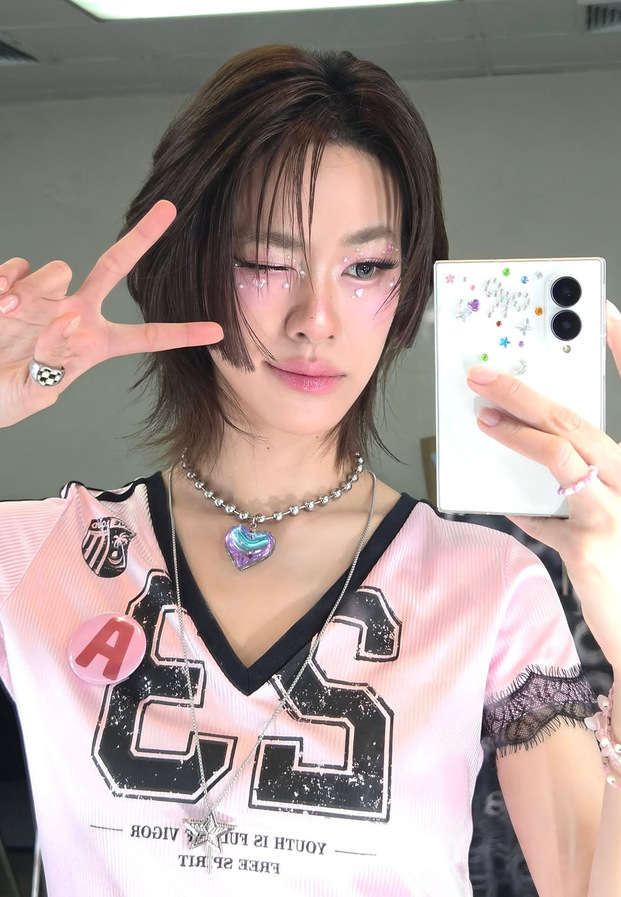 เอมี่ ทสร @emiamily เซลฟี่ลุคเสื้อชมพู