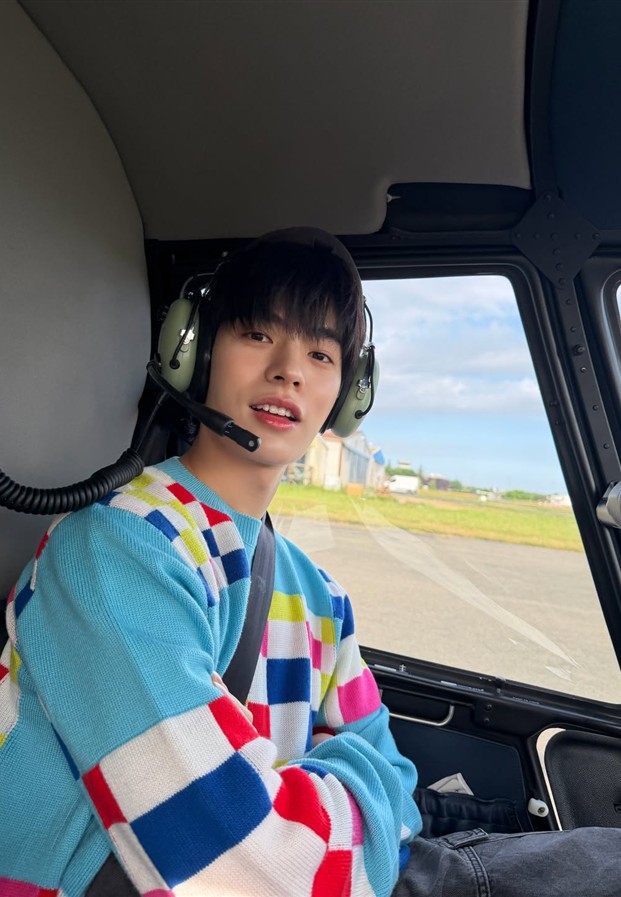 ป๋อ ศุภการ ในลุคแฟชั่นเสื้อแจ็กเก็ตสีน้ำตาลสบายตา