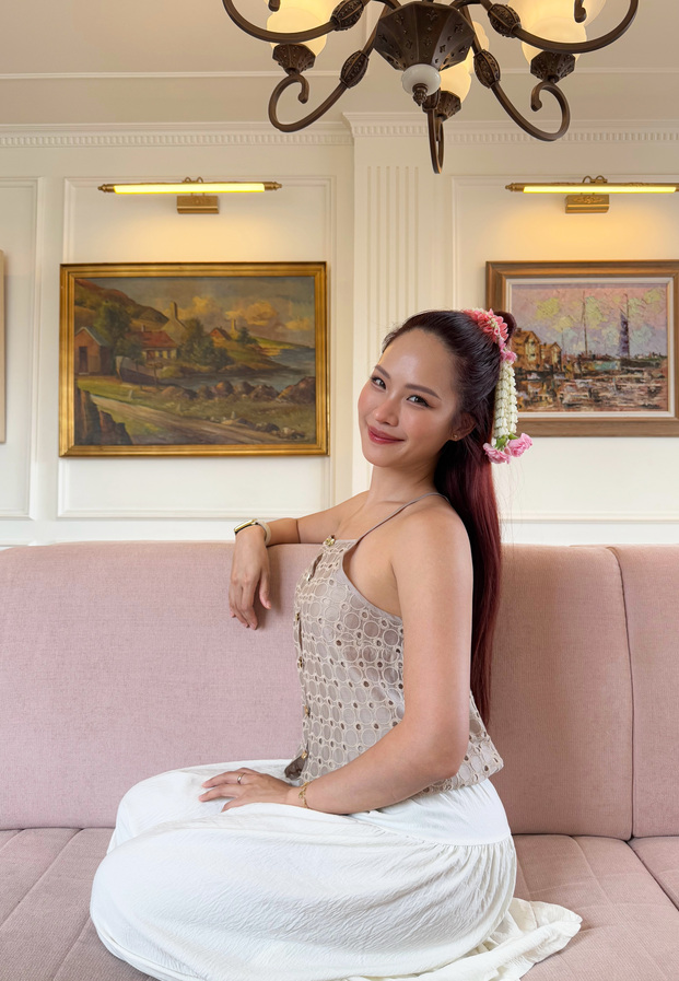 สอง ณัชชา ในลุคสวยหวานสง่างามบนโซฟาสีชมพู