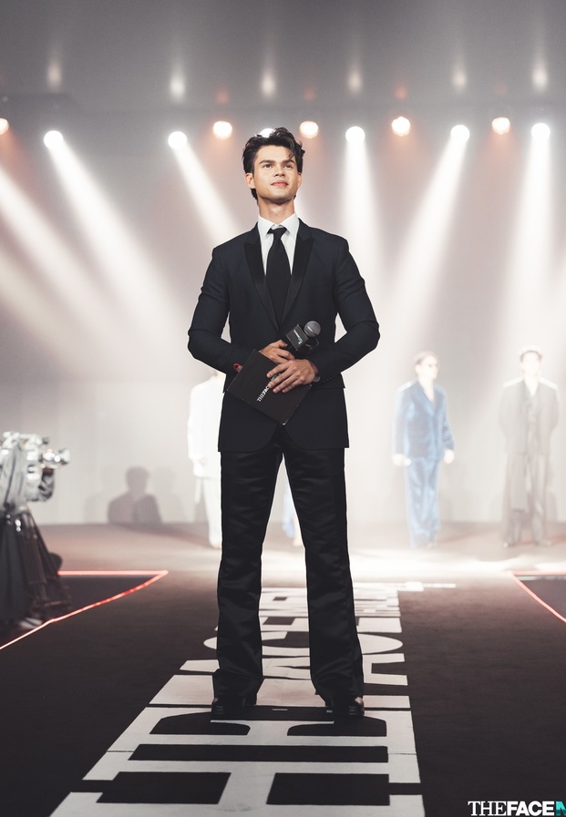 คิม ธิติสรรค์ บนรันเวย์ The Face Men Thailand ในลุคสูทสีดำสุดสง่างาม