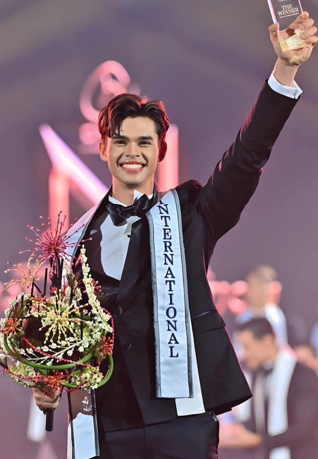 วินาทีประวัติศาสตร์ คิม ธิติสรรค์ คว้ามงกุฎและสายสะพาย Mister International 2023