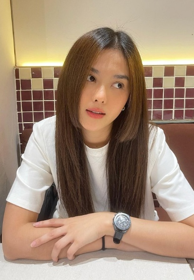 กุ๊กกิ๊ก มรกต ในวันสบายๆ เสื้อยืดสีขาวและรอยยิ้มแสนสดใสเป็นธรรมชาติ