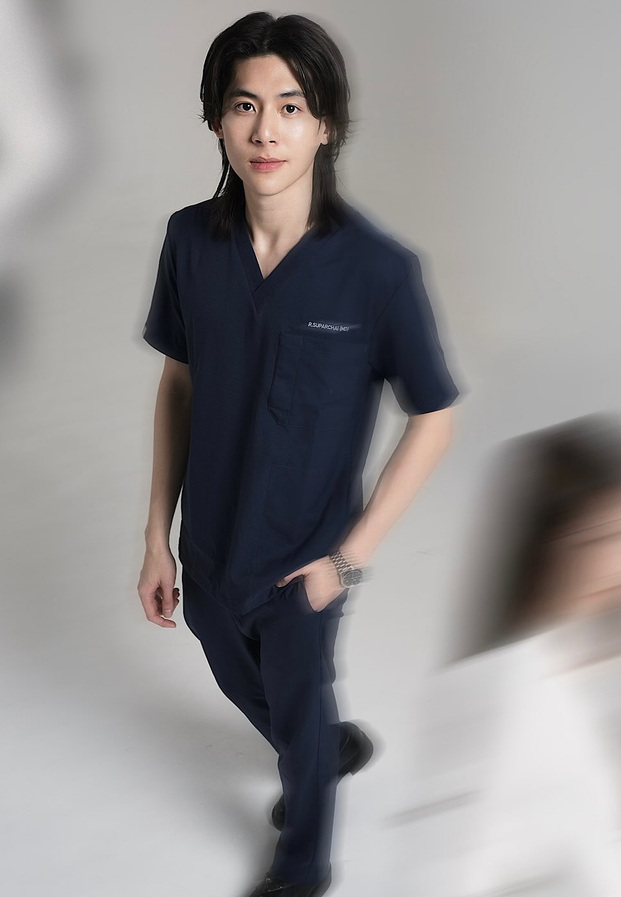 แฟชั่นลุคโมเดิร์นคลาสสิกในชุดสครับสีกรมท่า ยืนโพสท่าสุดสมาร์ต