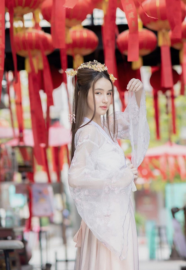 แฟชั่นชุดจีนร่วมสมัยสีขาวหวานละมุนกับบรรยากาศโคมไฟโบราณ