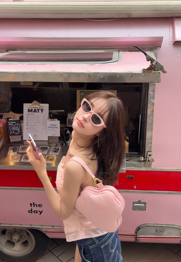 โยชิ รินรดา ในลุคสดใสสไตล์หวานซ่อนเปรี้ยวกับกระเป๋ารูปหัวใจสีชมพูสุดน่ารัก