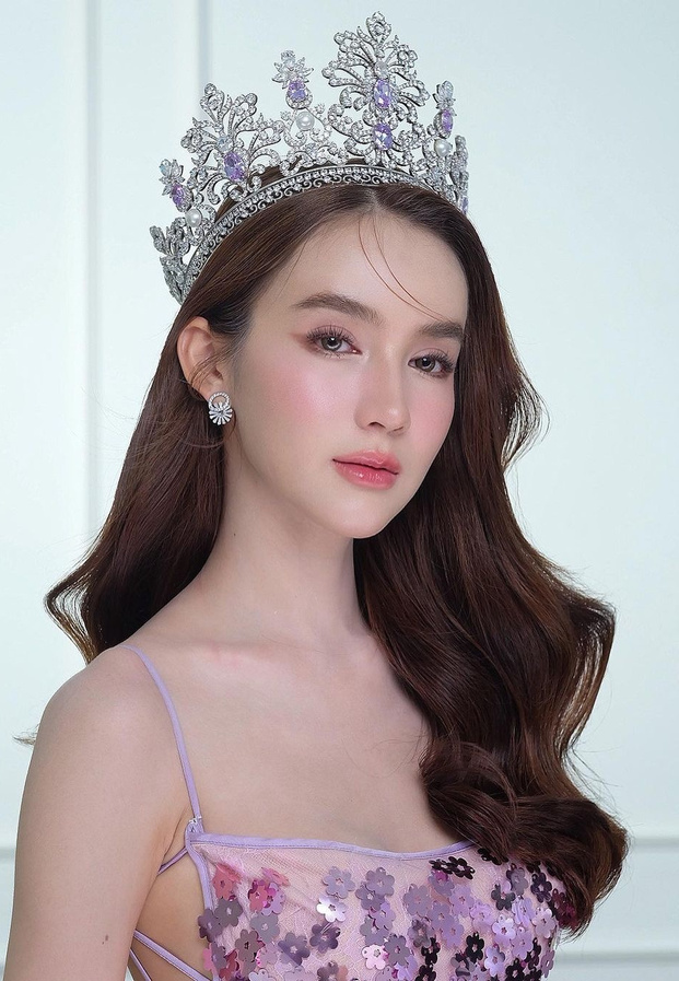 ความสง่างามระดับควีนในลุคมงกุฎ Miss Tiffany และเสื้อกลิตเตอร์ระยิบระยับ