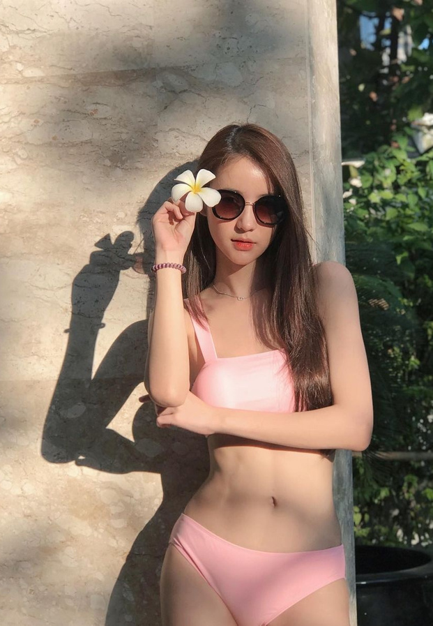 เสน่ห์ความสดใสรับซัมเมอร์ริมชายหาดทะเลในชุดบิกินี่สีชมพูพาสเทล